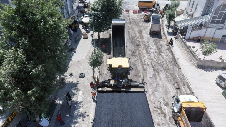 Büyükşehir, Elbistan Söğütlü Caddesi’ni Modern Görünümüne Kavuşturuyor