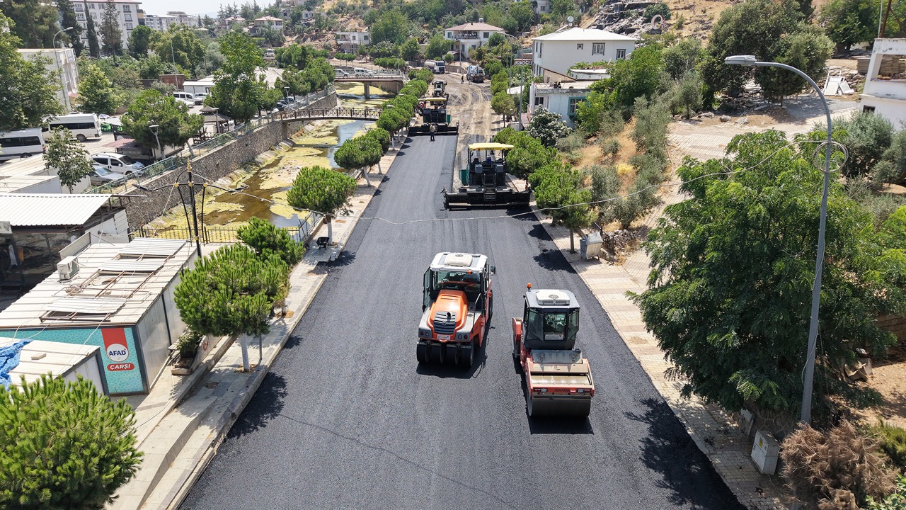 Büyükşehir, Türkoğlu Derebaşı Sokak’ta Sıcak Asfalt Serimine Başladı