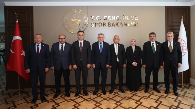 AK Parti Kahramanmaraş Heyeti Gençlik ve Spor Bakanı Bak ile Bir Araya Geldi