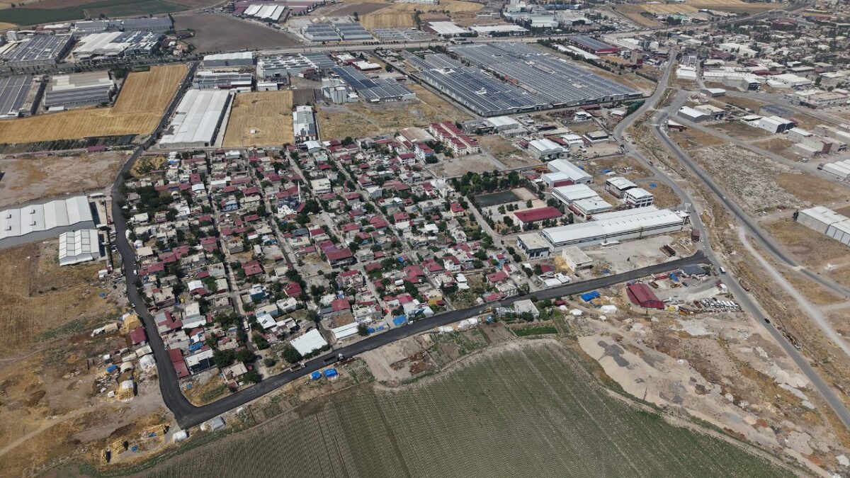 Büyükşehir, Dulkadiroğlu Gençosman’da Asfalt Mesaisini Sürdürüyor