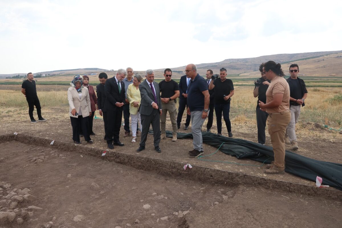 Vali Ünlüer, Domuztepe Höyüğü’nde Kazı Çalışmalarını İnceledi