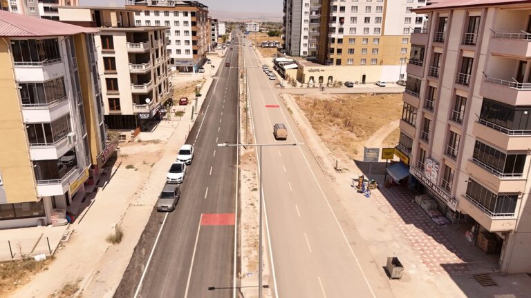 Elbistan Dr. Devlet Bahçeli Bulvarı’nda Asfalt Çalışması Tamamlanıyor