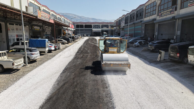 Büyükşehir, Yeni Sanayi Sitesi’nde 3 Kilometrelik Yolu Asfaltla Buluşturdu
