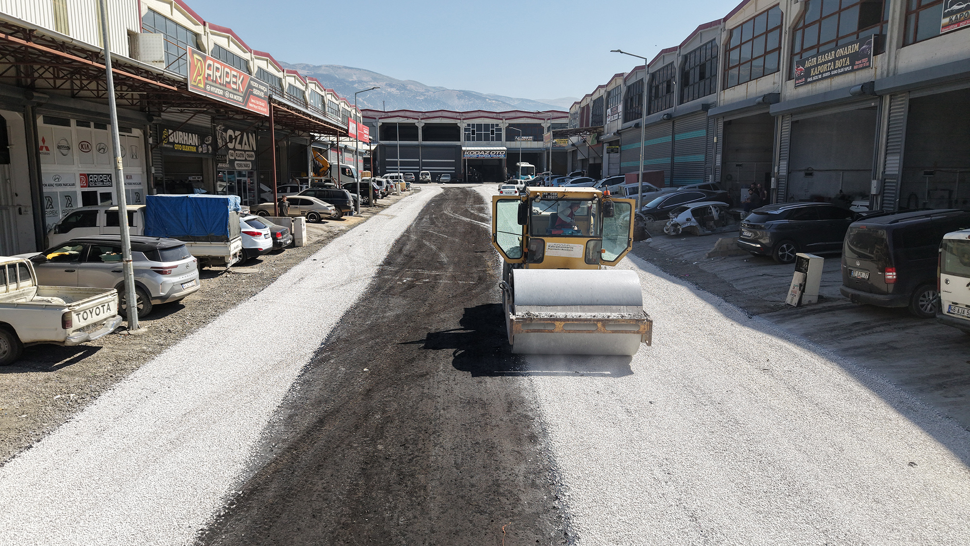 Büyükşehir, Yeni Sanayi Sitesi’nde 3 Kilometrelik Yolu Asfaltla Buluşturdu
