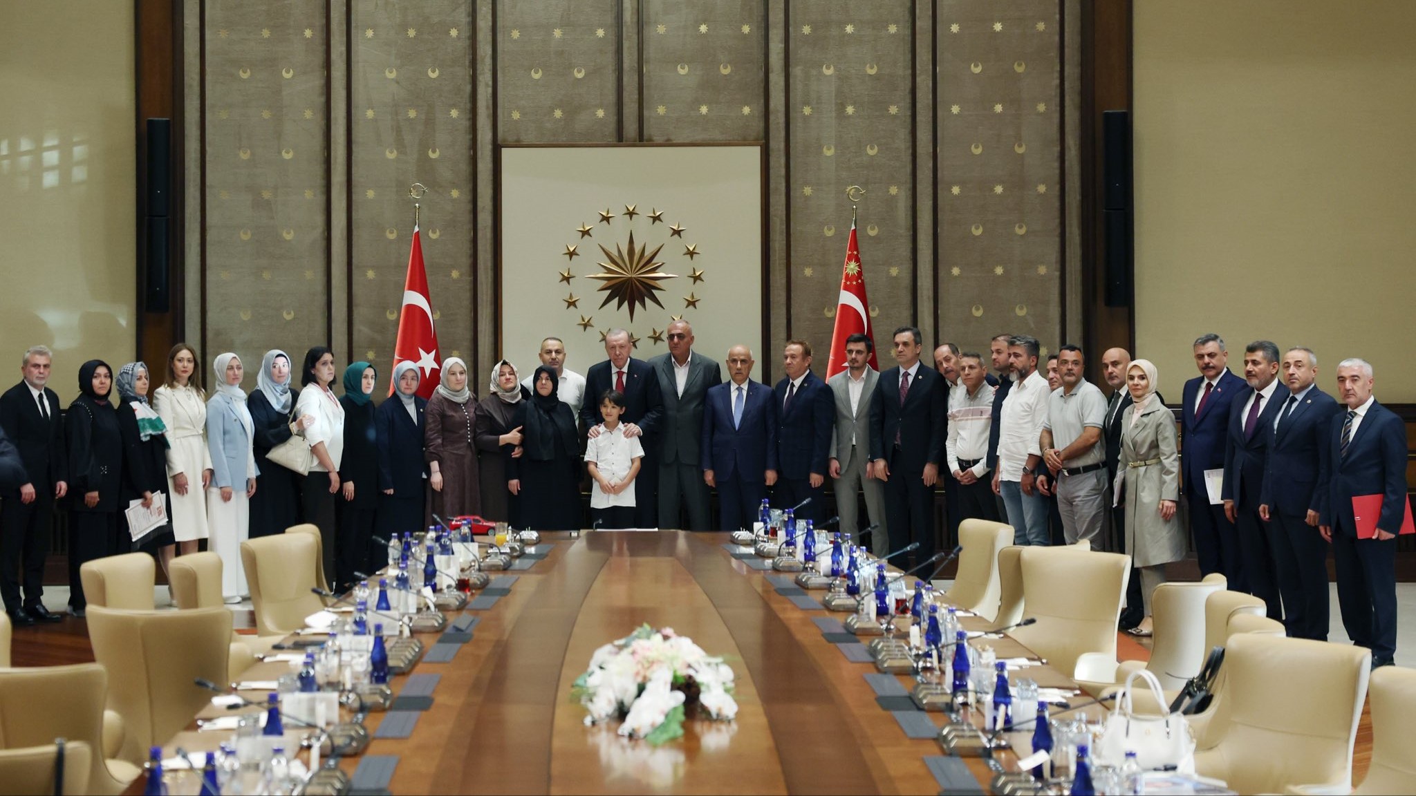 Cumhurbaşkanı Erdoğan, Ayser Çalık Ortaokulu Şehitlerinin Aileleriyle Bir Araya Geldi