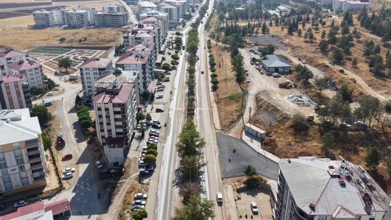 Büyükşehir Ekipleri Afşinbey Caddesi’nde Temizlik Mesaisinde