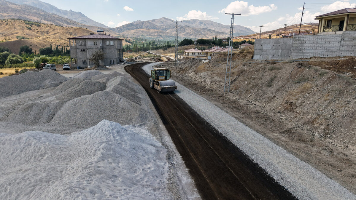 Büyükşehir, Göksun Kırsalındaki 5 Kilometrelik Yolu Yeniliyor