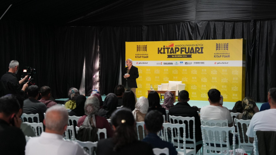 Şair Nurullah Genç, Kitap Fuarı’nda Şiir ve Edebiyatı Anlattı