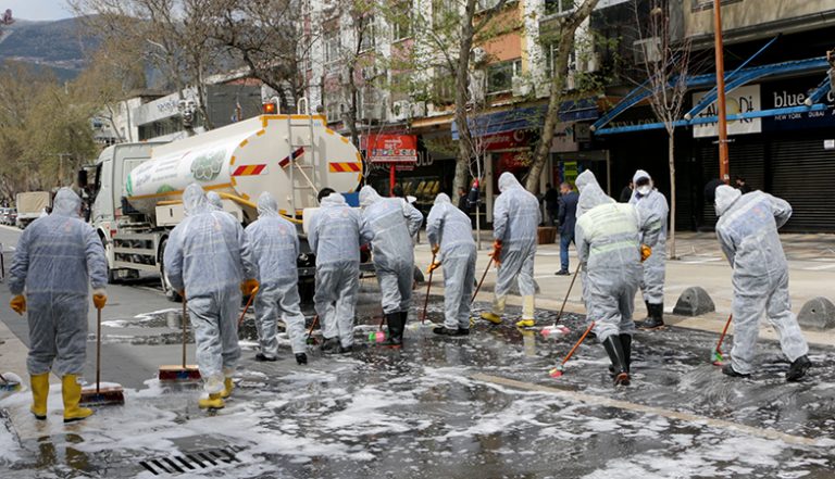 Kahramanmaraş Büyükşehir Belediyesi caddeleri yıkadı