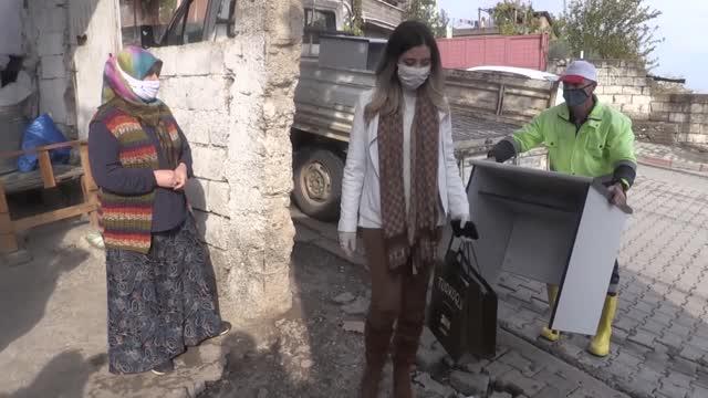Kahramanmaraş’ın Türkoğlu ilçesinde öğrencilere çalışma masası dağıtıldı