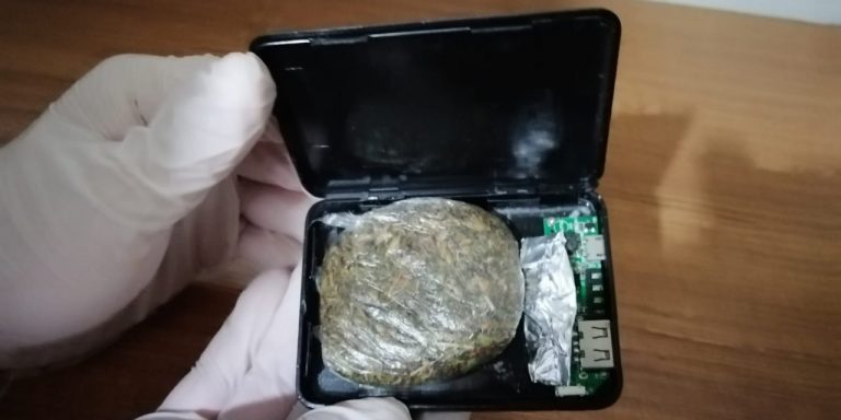 Şarj cihazının içinden uyuşturucu çıktı