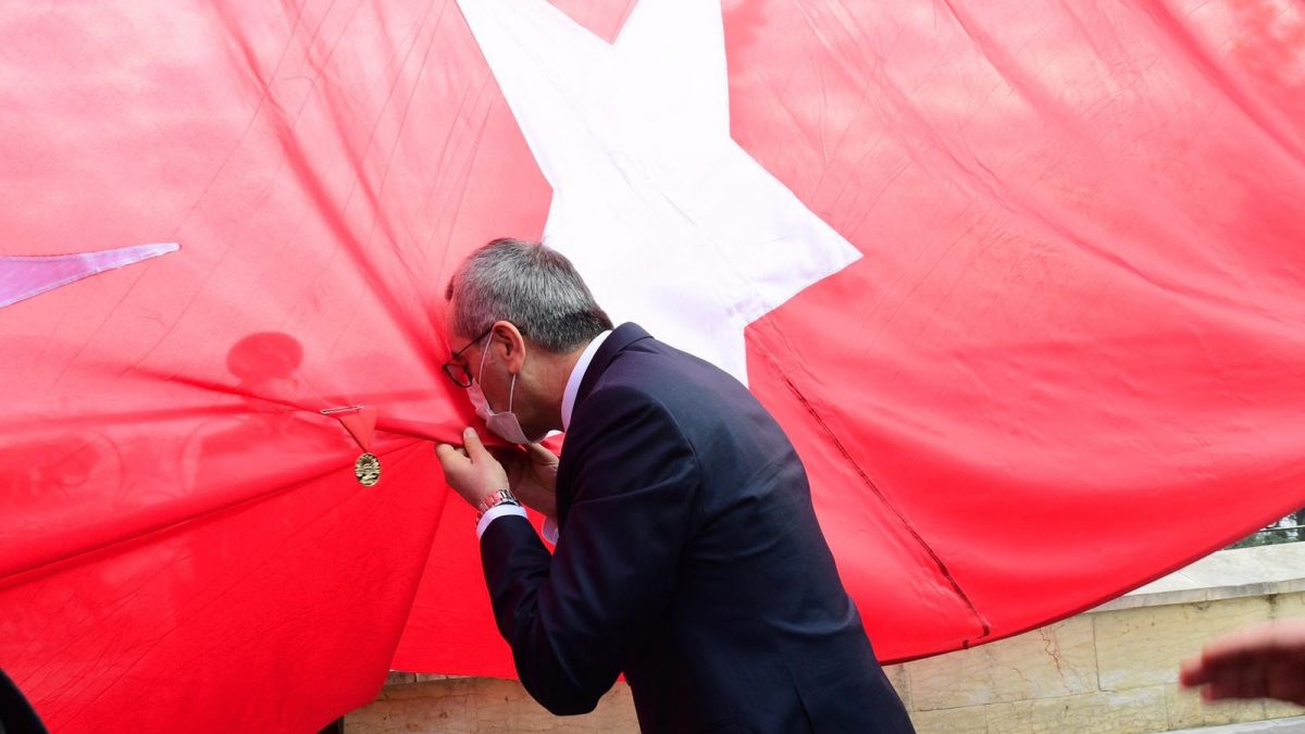 İstiklal Madalyası Şanlı Bayrağımıza takıldı