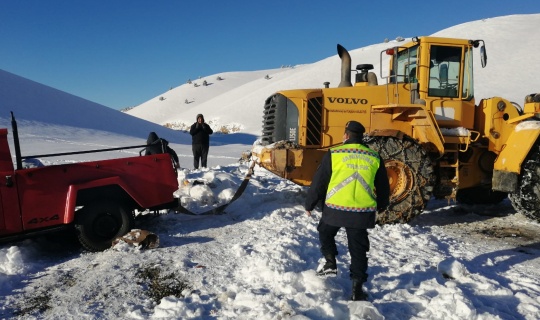 Karda mahsur kalan baba ve 2 çocuğu kurtarıldı