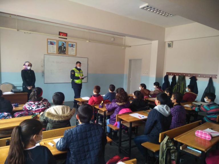 Kahramanmaraş’ta jandarma personelleri öğrencilere trafik kuralları semineri verdi