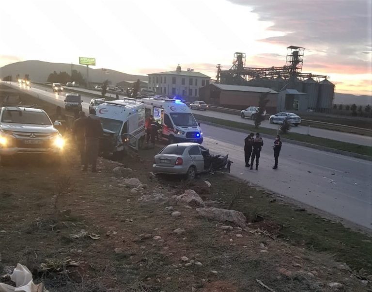 Kahramanmaraş’ta feci kaza! Ambulans ile otomobil kafa kafaya çarpıştı: 3 ölü, 3 yaralı
