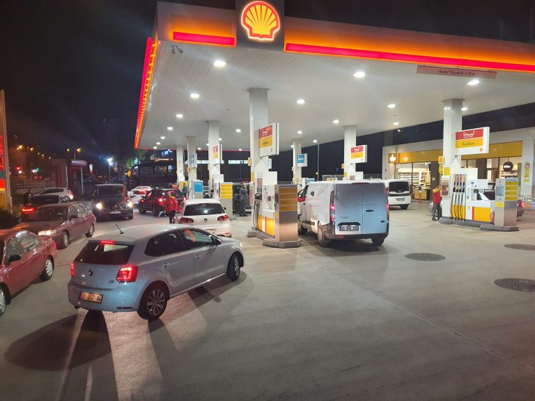 Kahramanmaraş’ta zam sonrası uzun kuyruklar oluştu!