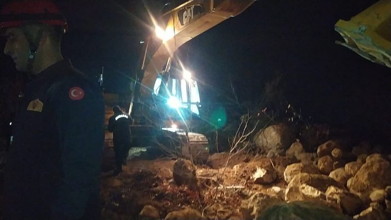 Kahramanmaraş’ta uçuruma yuvarlanan kamyonda iki kişi öldü