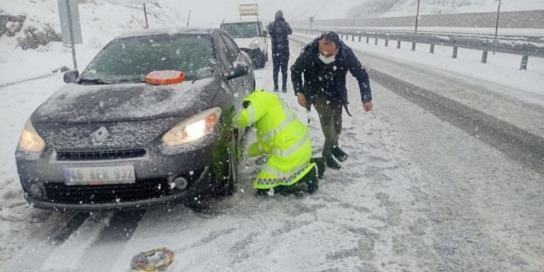 Kahramanmaraş’ta yolda kalan sürücülerin yardımına jandarma koştu