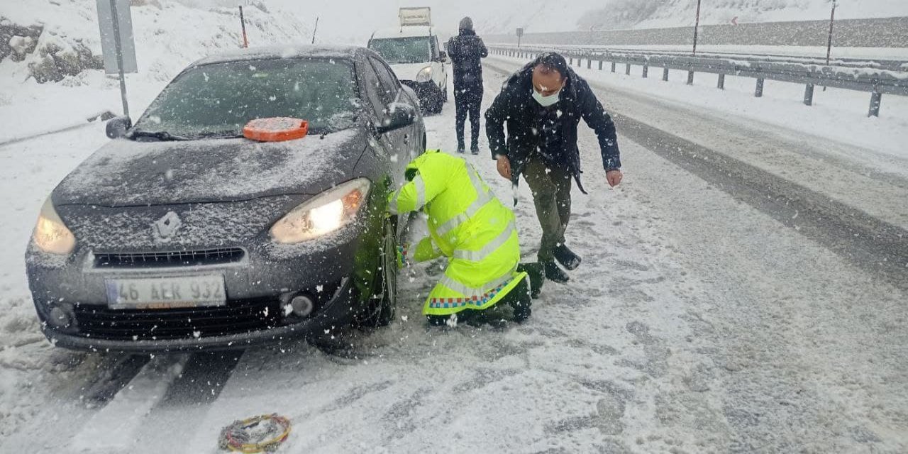 Kahramanmaraş’ta yolda kalan sürücülerin yardımına jandarma koştu