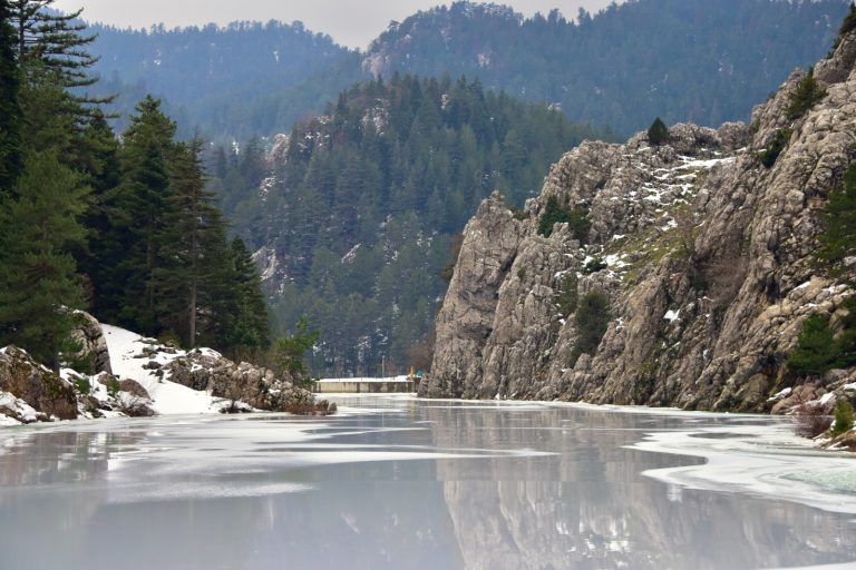 Kargaçayırı Gölü buz tuttu!