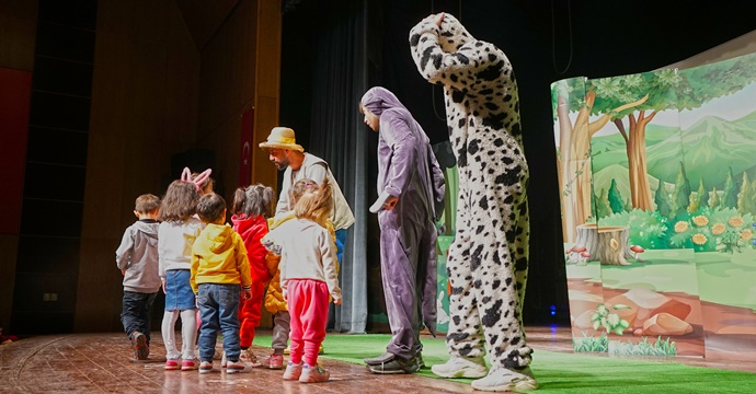 ‘Ali Baba’nın Çiftliği’ tiyatrosu miniklerle buluştu!