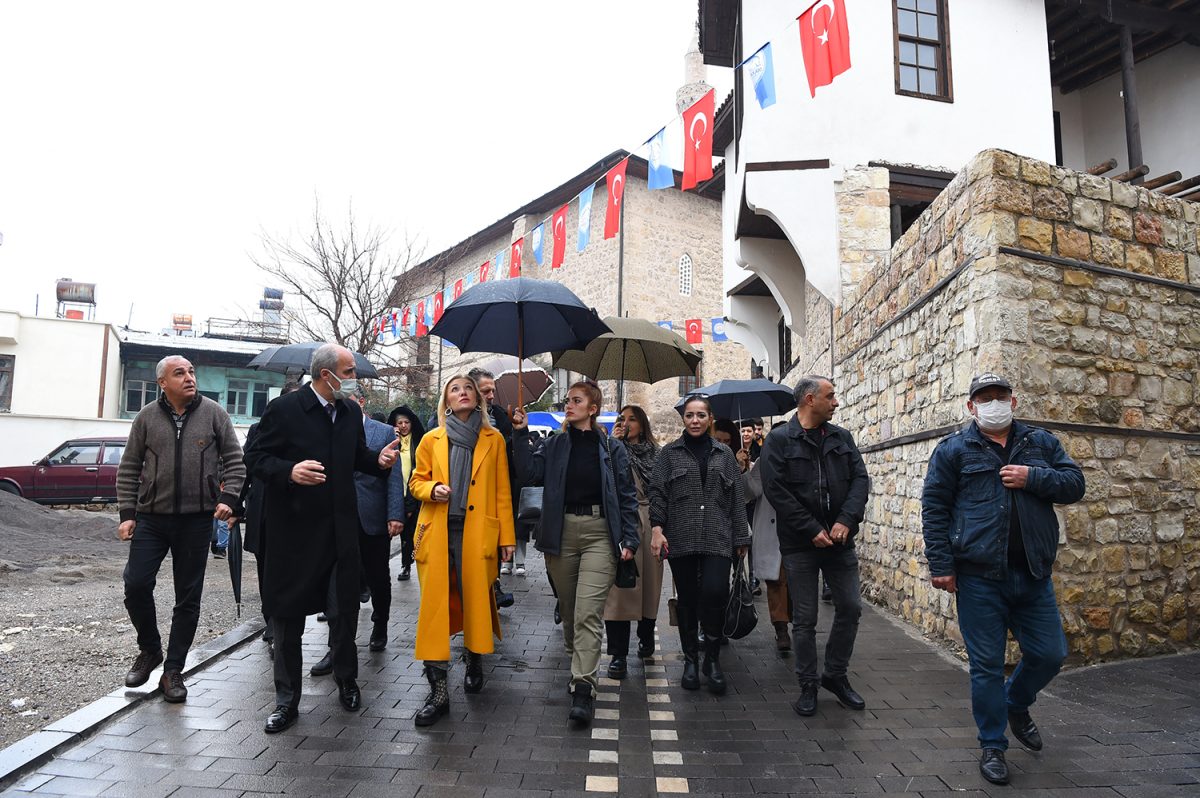 Başkan Okay, Nuri Ersoy’un eşini Bahtiyar Yokuşu’nu gezdirdi