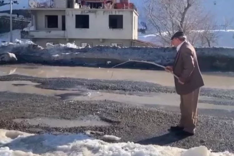 Kahramanmaraş’ta bir vatandaş oluşan çukurlara olta atarak dikkat çekti!