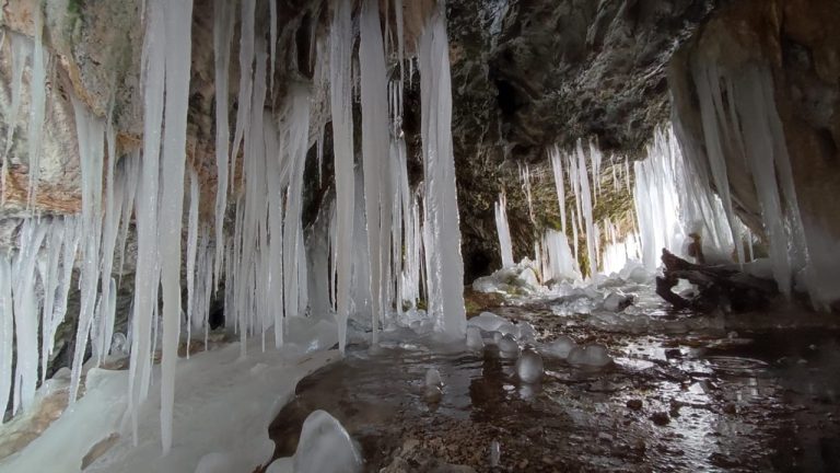 Kahramanmaraş’ta soğuk havada mağaralar buz tuttu