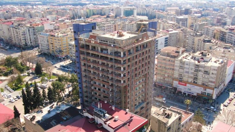 18 katlı binanın yıkım çalışmaları sürüyor