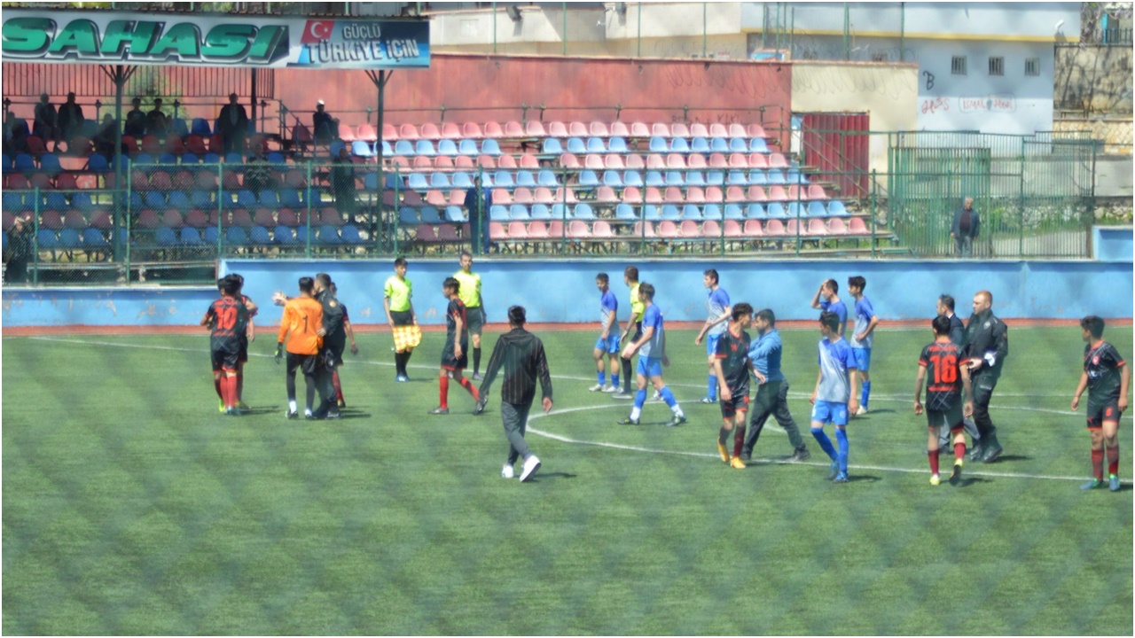 Dulkadiroğlu ile Arsansümerspor maçında kavga çıktı!