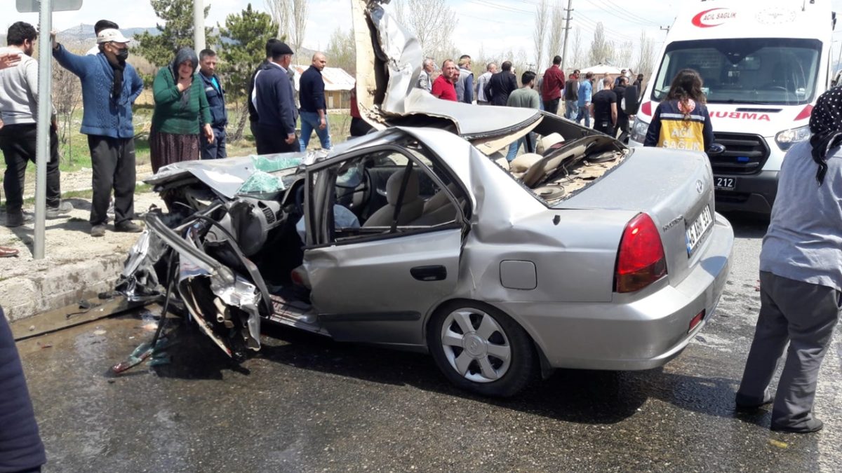 Kahramanmaraş’ta korkunç kazada otomobil hurdaya döndü!