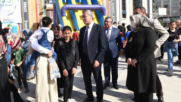 Başkan Güngör çocukların neşesine ortak oldu