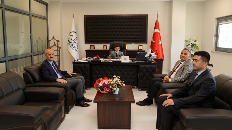 Başkan Okay makamını 6.sınıf öğrencisi Ramazan Kurt’ta devretti