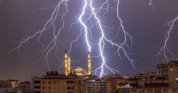 Yıldırımlar geceyi gündüze çevirdi