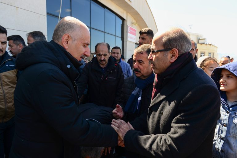 Ulaştırma ve Altyapı Bakanı KSÜ çadır kenti ziyaret etti