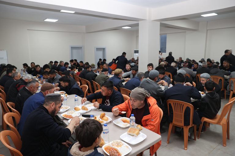 BAŞKAN OKAY, VATANDAŞLARLA İFTAR SOFRASINDA BULUŞTU