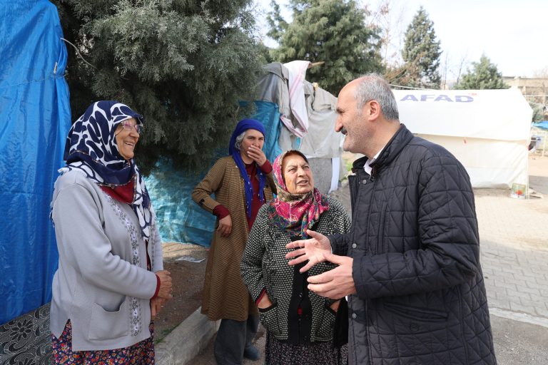 DULKADİROĞLU FEN İŞLERİ EKİPLERİ ALT YAPI ÇALIŞMALARINI<br>SÜRDÜRÜYOR