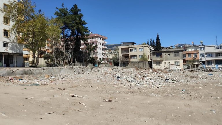 YIKILAN BİNAYA “AZ HASARLI” RAPORU