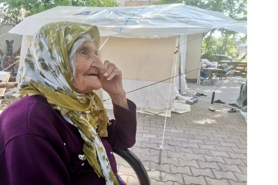 Depremzede ninenin çadırdaki yaşam öyküsü