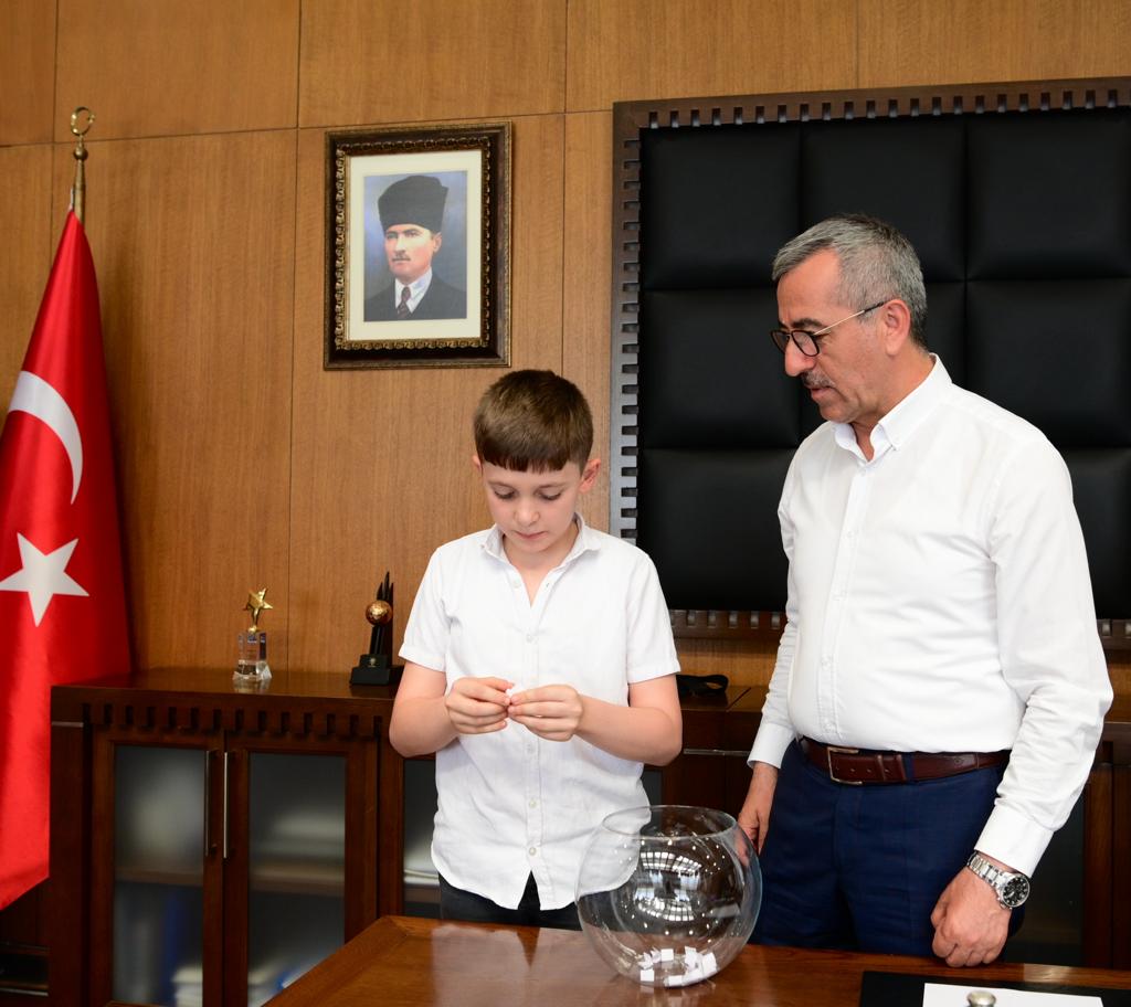 Ayakkabıcı Esnafına Geçici İş Yerleri<br>Teslim Edildi