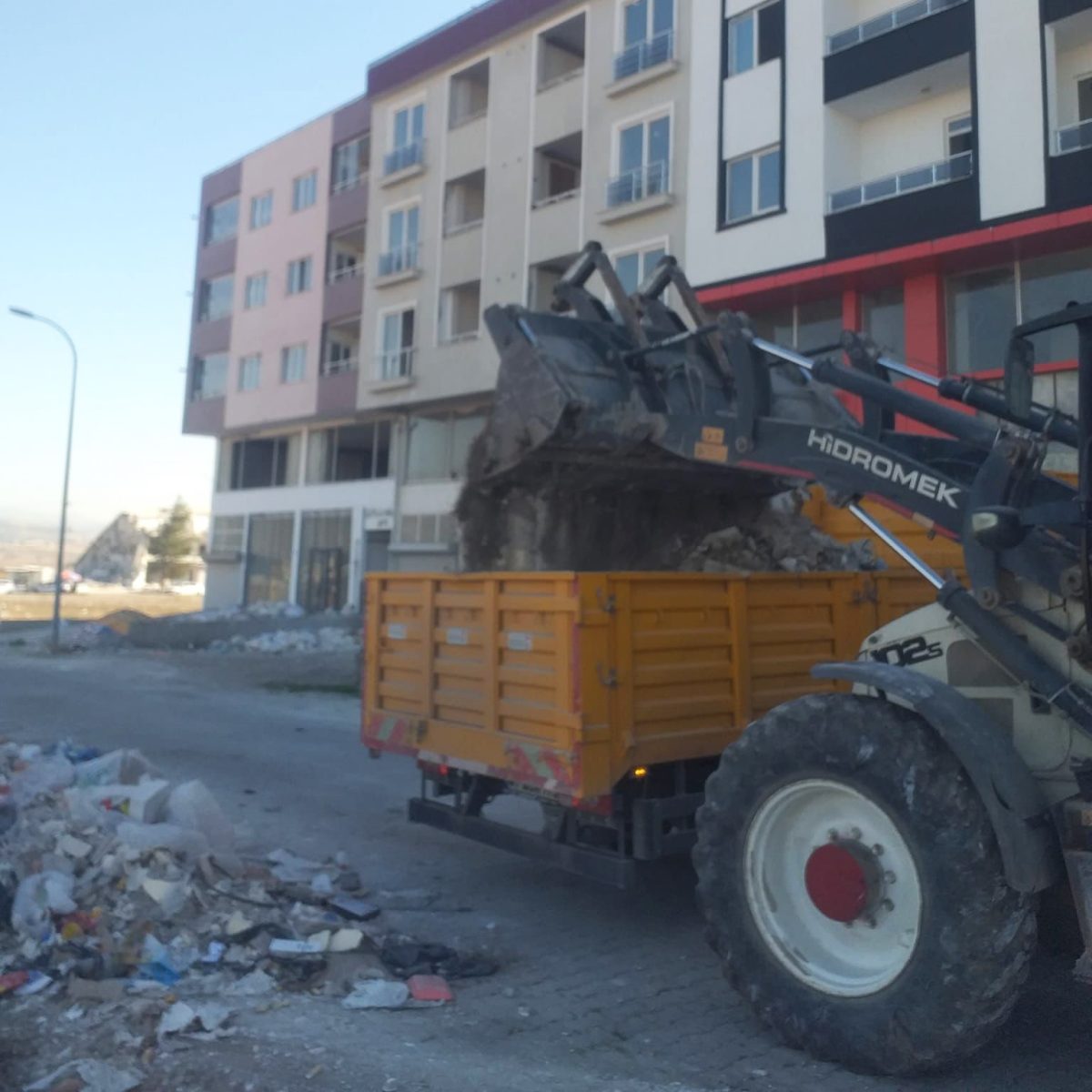 Büyükşehir, İnşaat Atıklarının Temizliğini Hummalı Bir Şekilde Sürdürüyor