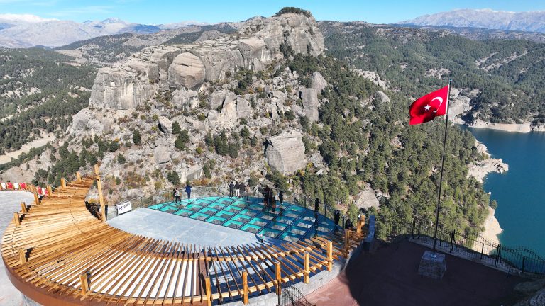 Ali Kayası Cam Teras, Ziyaretçilerin Beğenisini Kazanıyor