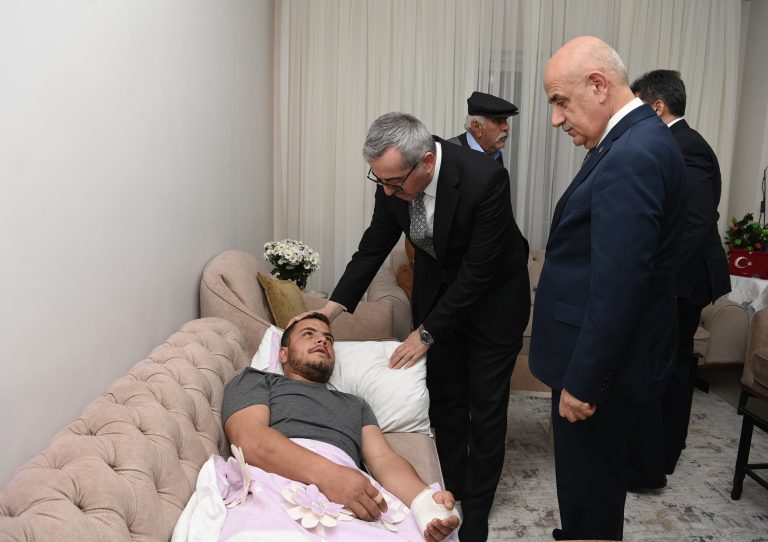 Kirişci ve Güngör’den Pençe – Kilit Harekâtı Bölgesinde Yaralanan Gürbak’a Geçmiş Olsun Ziyareti