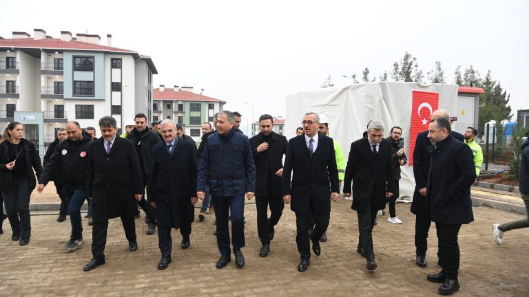 Bakan Yerlikaya, TOKİ Konutları’nda İncelemelerde Bulundu