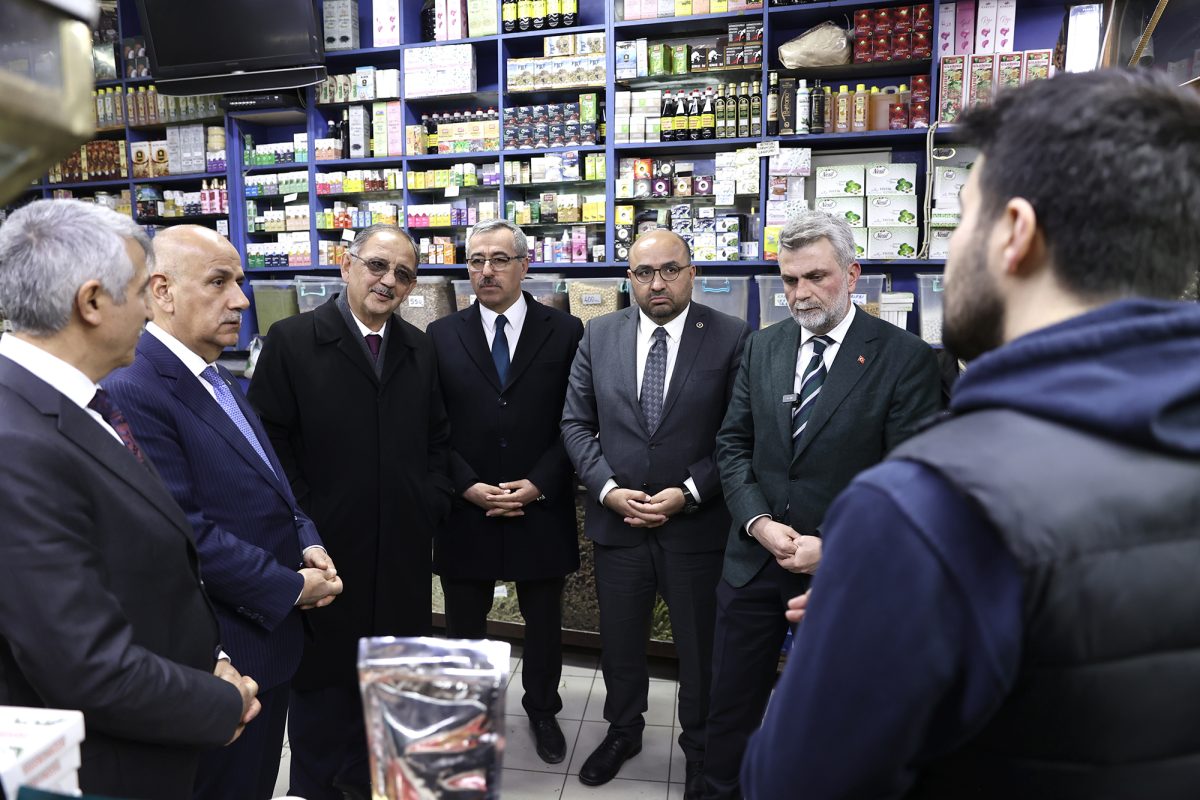 Bakan Özhaseki ve Başkan Güngör, Kapalı Çarşı Esnafıyla Buluştu