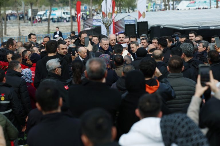 Cumhurbaşkanı Erdoğan, Kapıçam’da Deprem Şehitliği’ni Ziyaret Etti