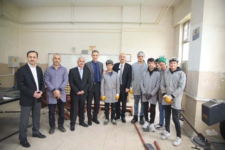 Dulkadiroğlu’nun Banklarını Meslek Liseliler İmal Ediyor