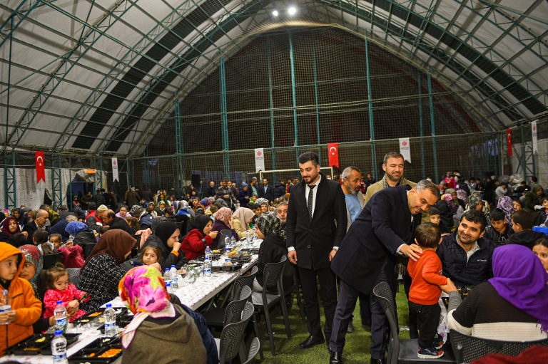 Başkan Adayı Toptaş, Vatandaşların İftar Sofrasına Misafir Oldu