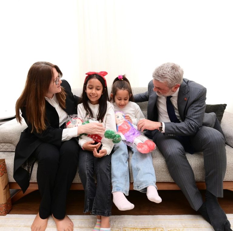 Başkan Görgel, Asrın Felaketinde Ailesini Kaybeden Vatandaşları Ziyaret Etti