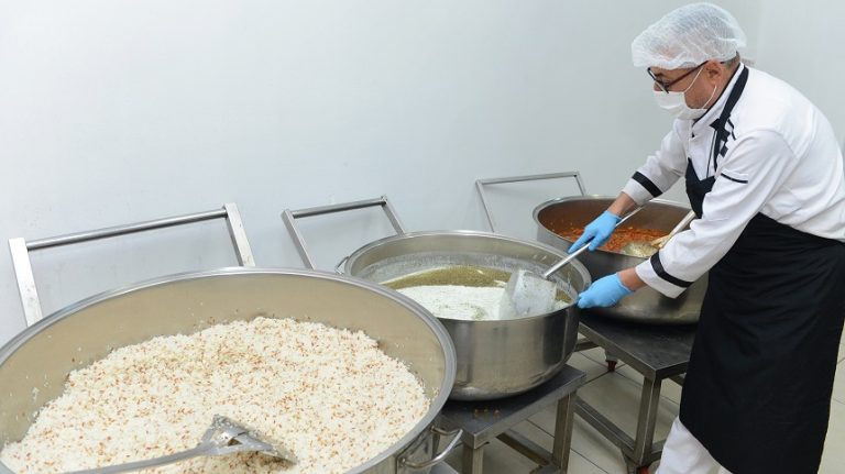 Evlerinde Yalnız Yaşayan Yaşlıların Yemekleri Büyükşehir’den